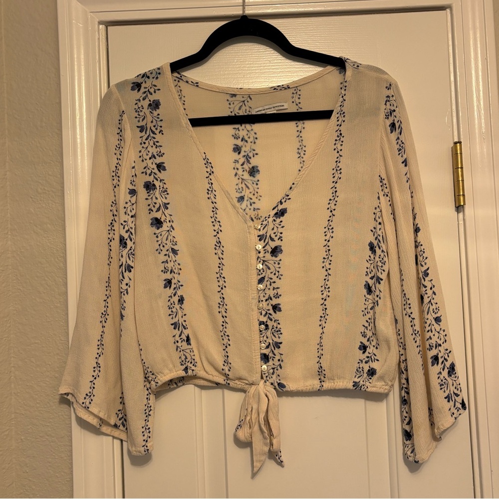American Eagle Cropped Cream & Blue Floral Blouse Small